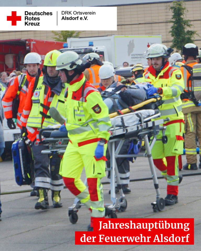 Einsatzkräfte des DRK unterstützen den Rettungsdienst.